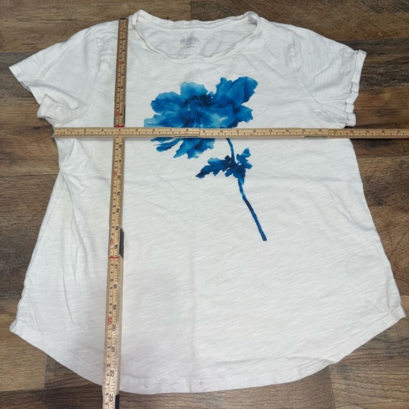 🆘LAST DISCOUNT🆘

Old Navy White Graphic Tee with Blue Floral Design - Picture 2 of 3